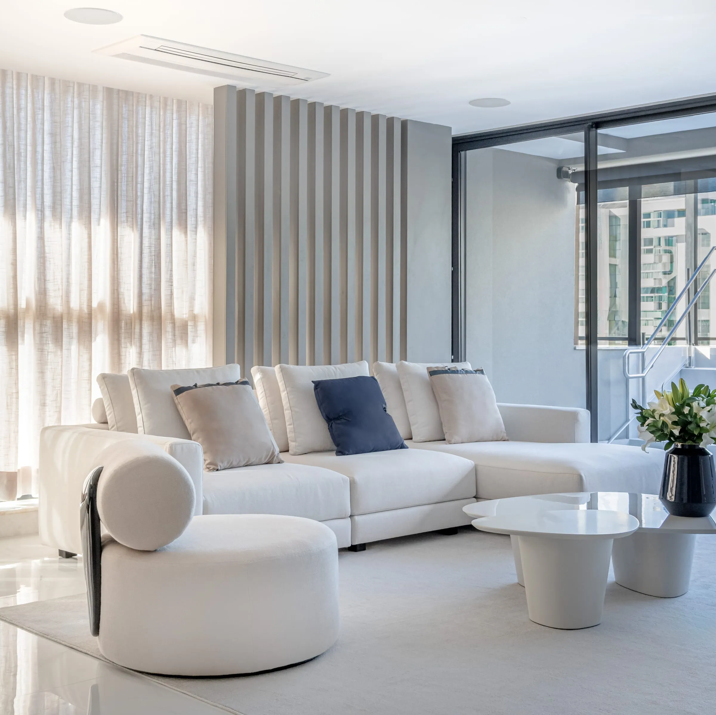 Sala de estar do Apartamento E&H, interiores do escritório Thales Zago
