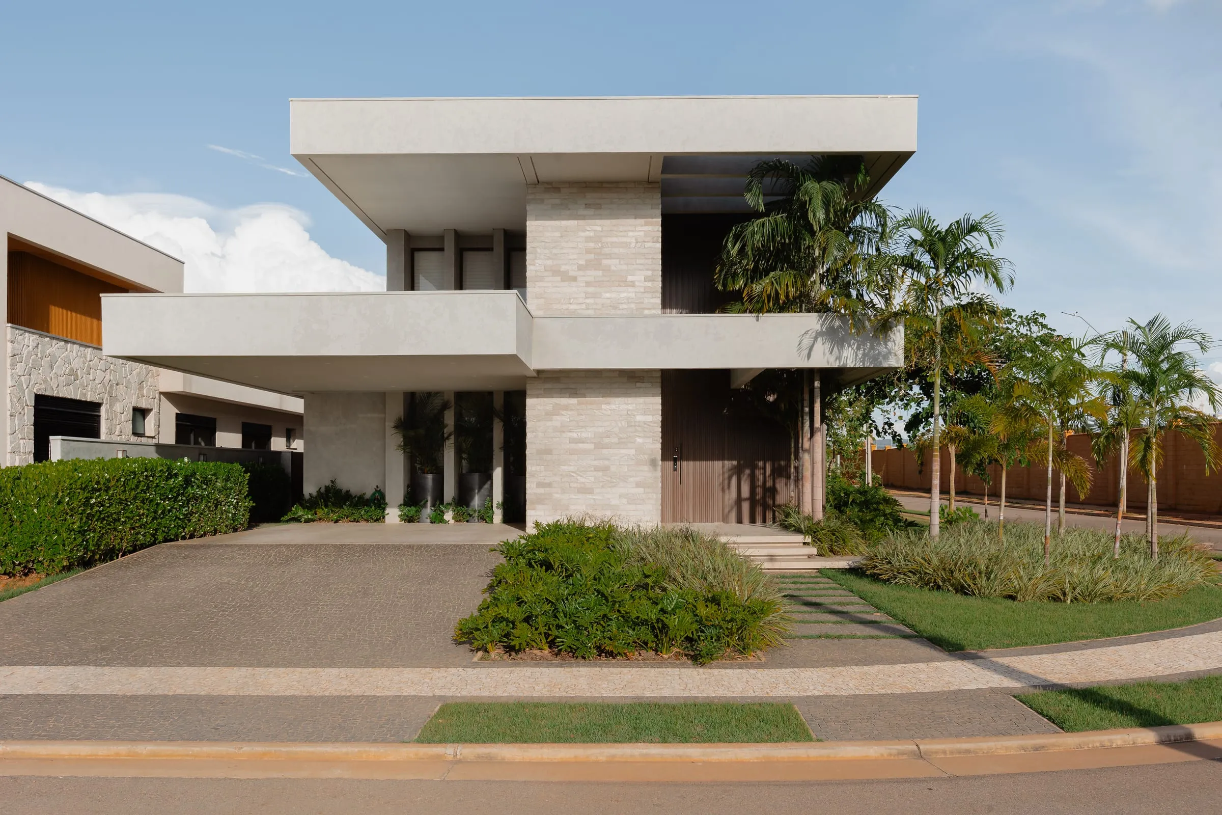 Fachada da Residência C&G, projeto do escritório Thales Zago