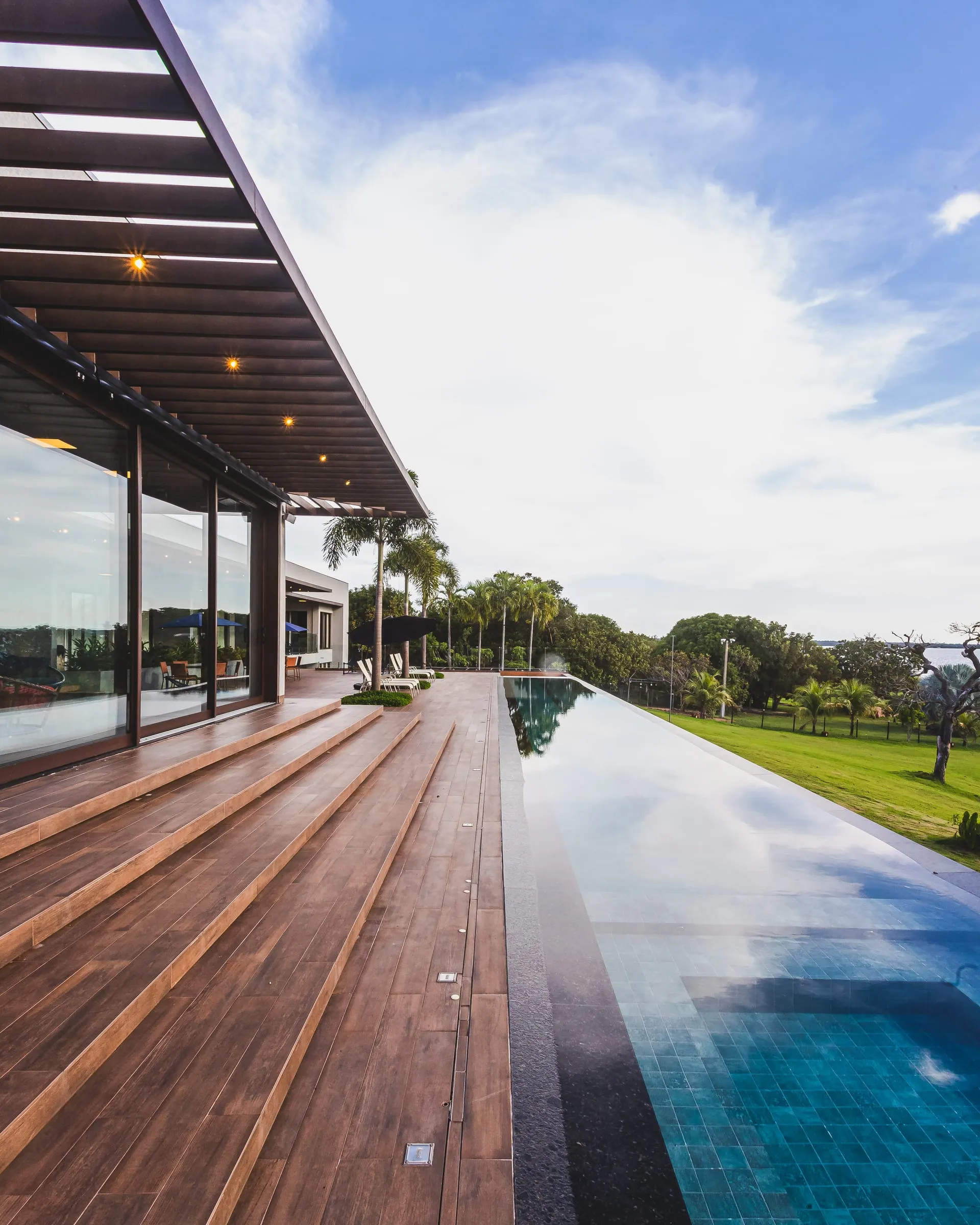 Deck e piscina de borda infinita da Casa Fama, projeto do escritório Thales Zago